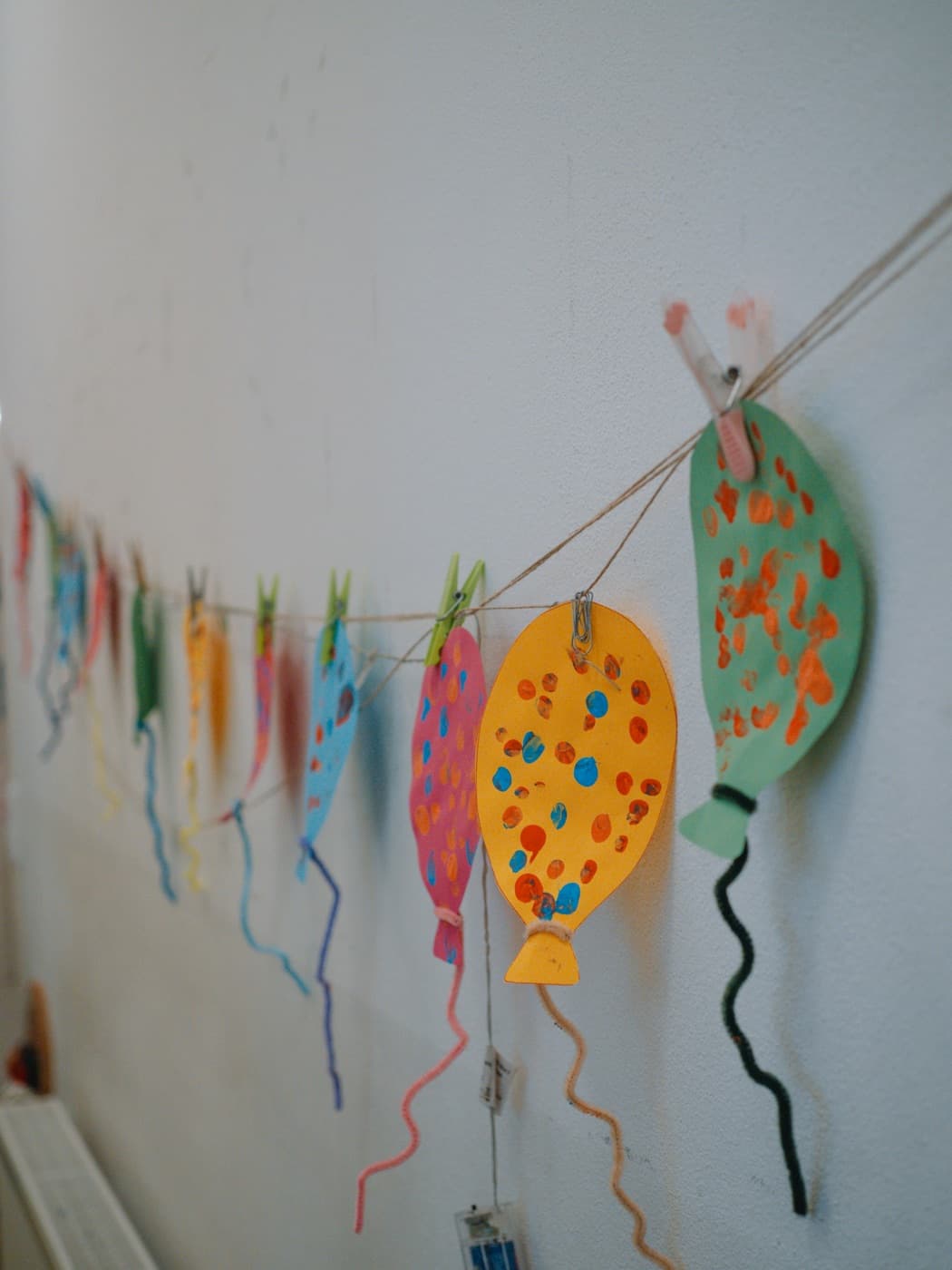 Eine Leine an der ausgeschnittene Papier-Luftballons hängen