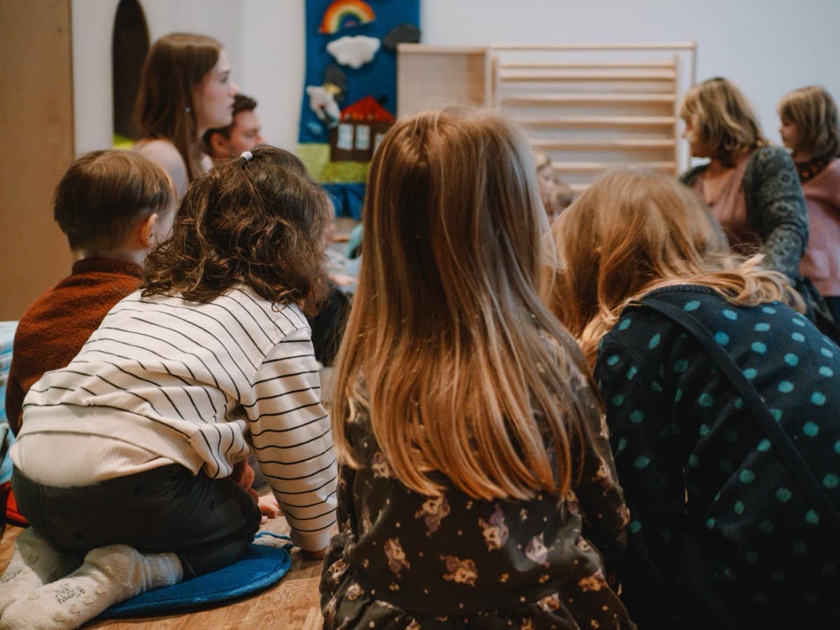 Kinder und ErzieherInnen sitzen gemeinsam im Krikelkrakel zusammen